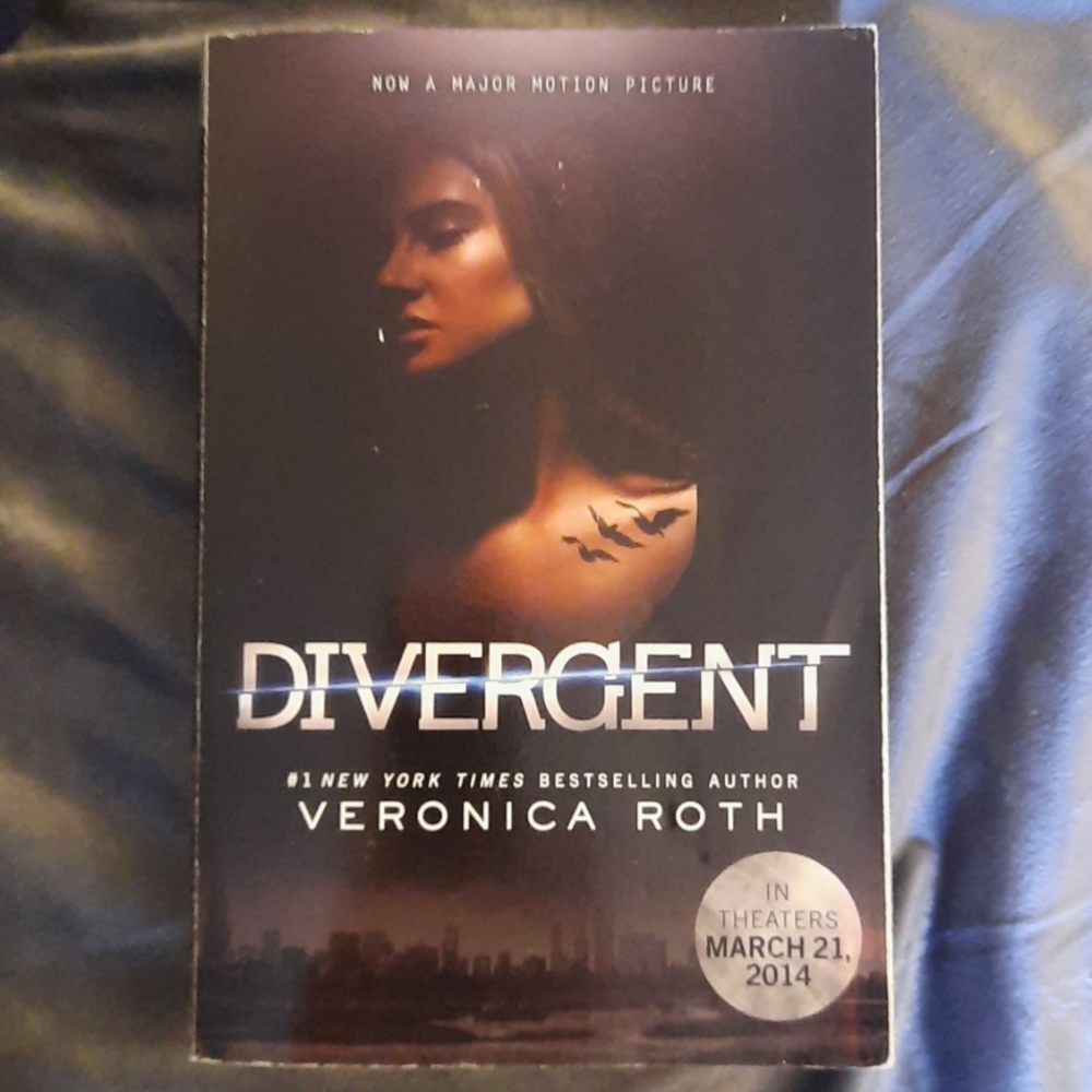 "Divergent" by Veronica Roth (paperback)